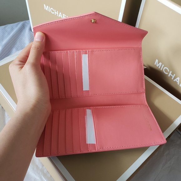 Michael Kors Envelop Wallet - Picture 2 of 4